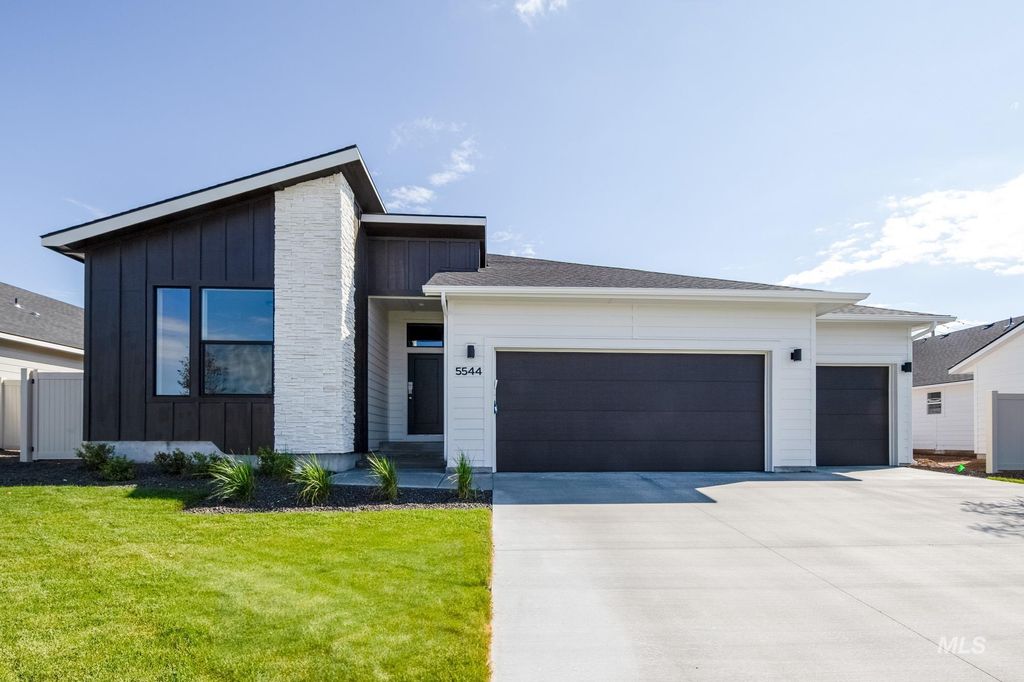 Photo of 3805 E Jamestown Dr, Nampa, ID 83686 (MLS # 98968419)
