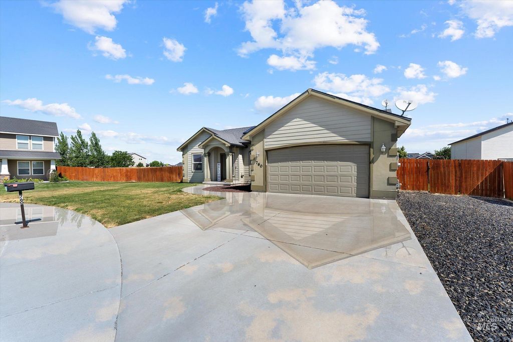 Photo of 760 SW Josephine St, Mountain Home, ID 83647 (MLS # 98954767)