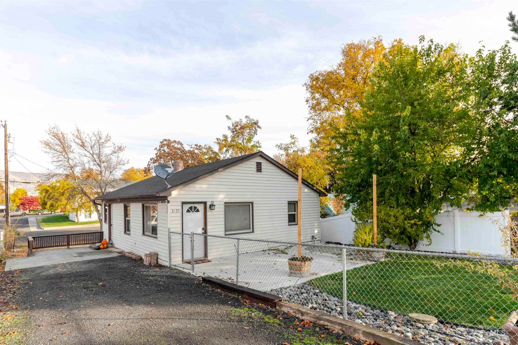 Photo of 2127 12th Ave, Lewiston, ID 83501 (MLS # 98967160)