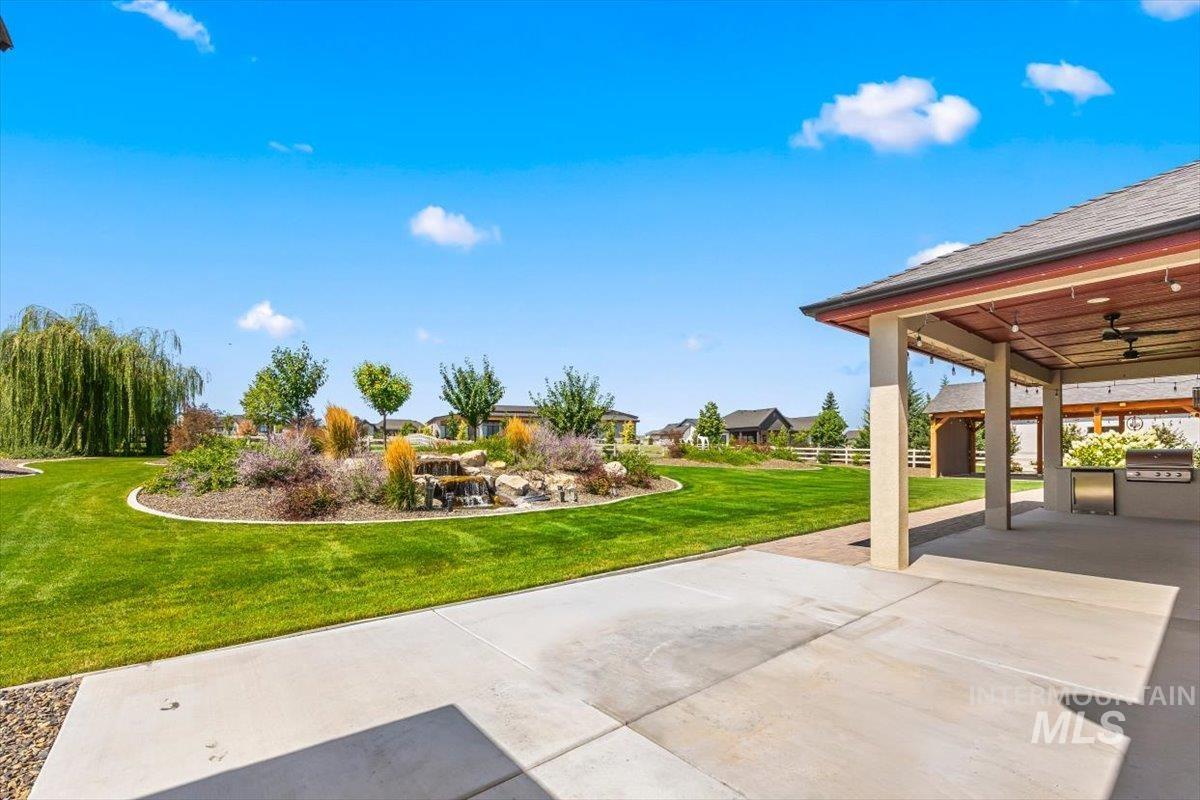 View of patio / terrace featuring exterior kitchen and a ceiling fan