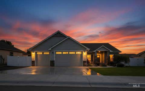 Photo of 750 Zinnia St, Fruitland, ID 83619 (MLS # 98990887)