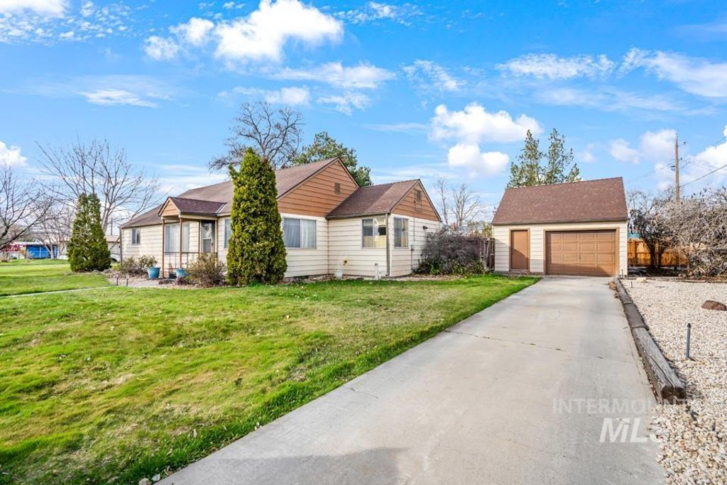 Photo of 489 NW 4th Ave, Ontario, OR 97914 (MLS # 98979137)