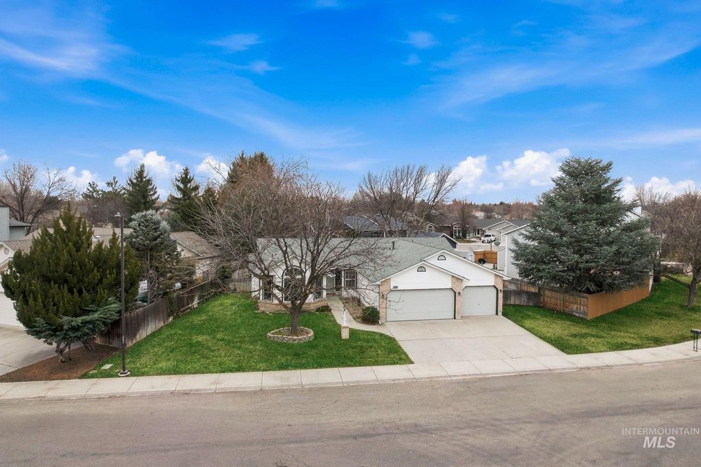 Photo of 2318 North Astaire Way, Meridian, ID 83646 (MLS # 98977692)