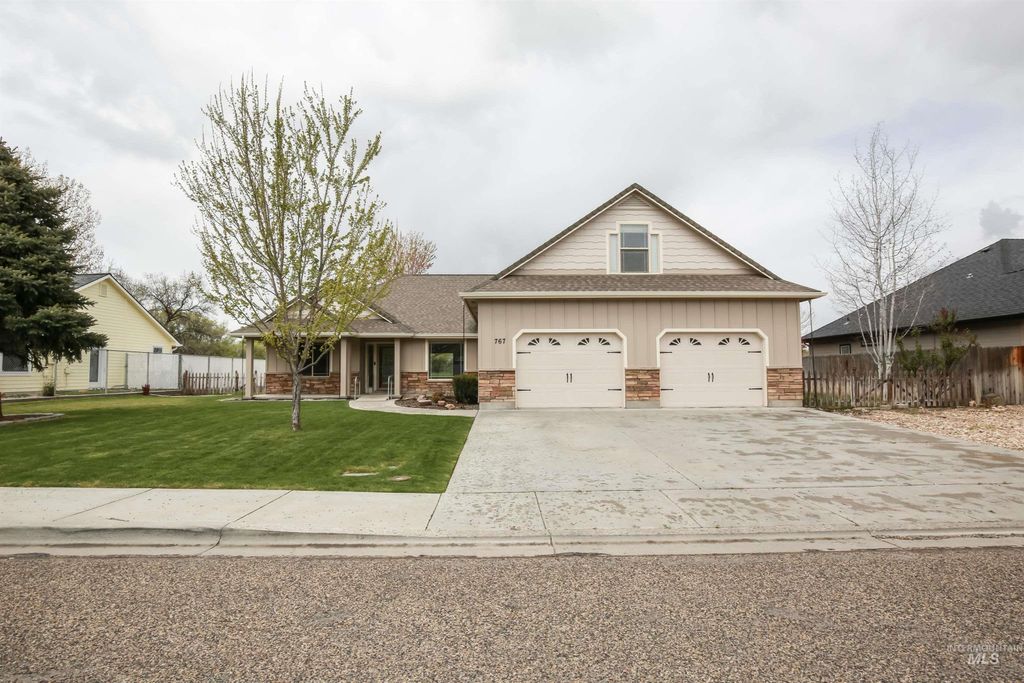 Photo of 767 N Dorian Drive, Ontario, OR 97914 (MLS # 98982631)