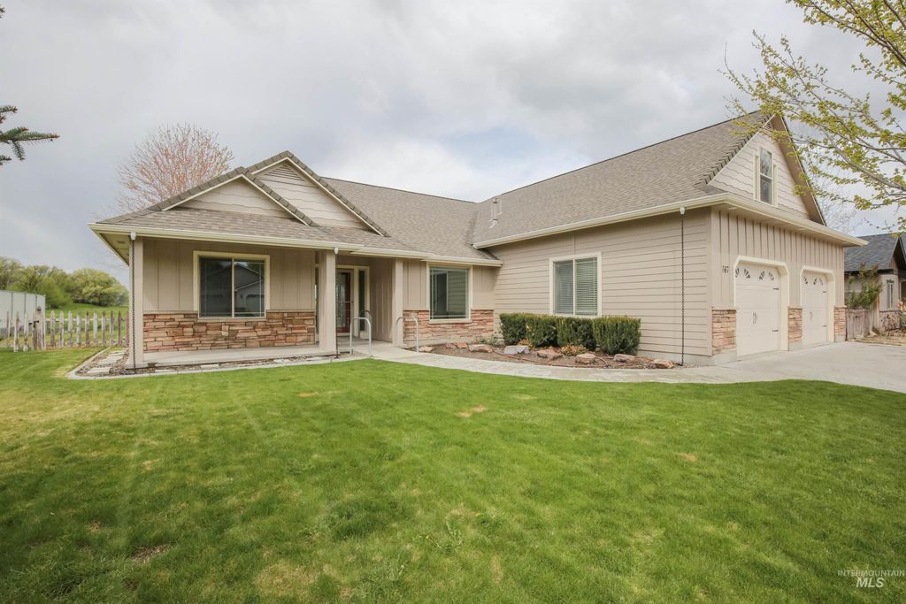 Photo of 767 N Dorian Drive, Ontario, OR 97914 (MLS # 98982631)