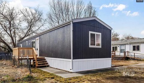 Photo of 215 Dawn Dr, Mountain Home, ID 83647 (MLS # 98967028)