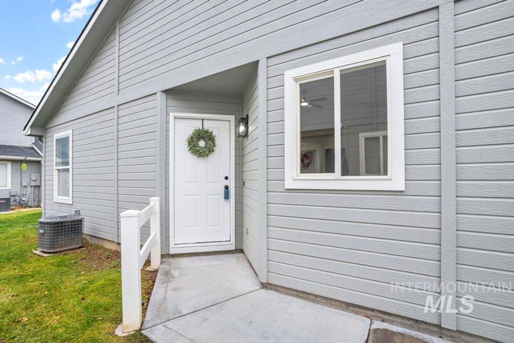 Photo of 1026 E Hawaii Ave, Nampa, ID 83686 (MLS # 98969414)