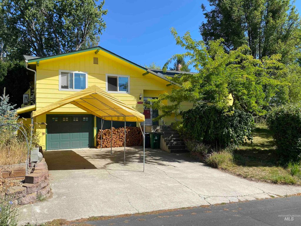 Photo of 1148 Highland Dr, Moscow, ID 83843 (MLS # 98959562)