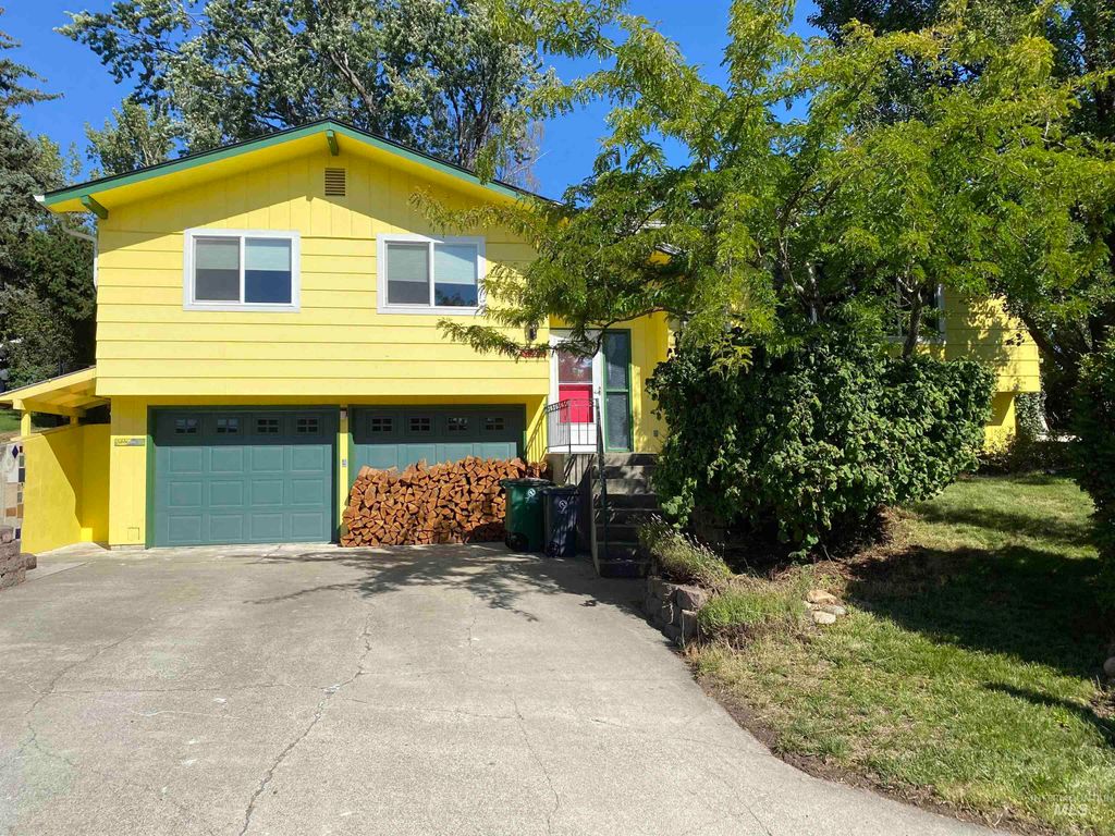 Photo of 1148 Highland Dr, Moscow, ID 83843 (MLS # 98959562)