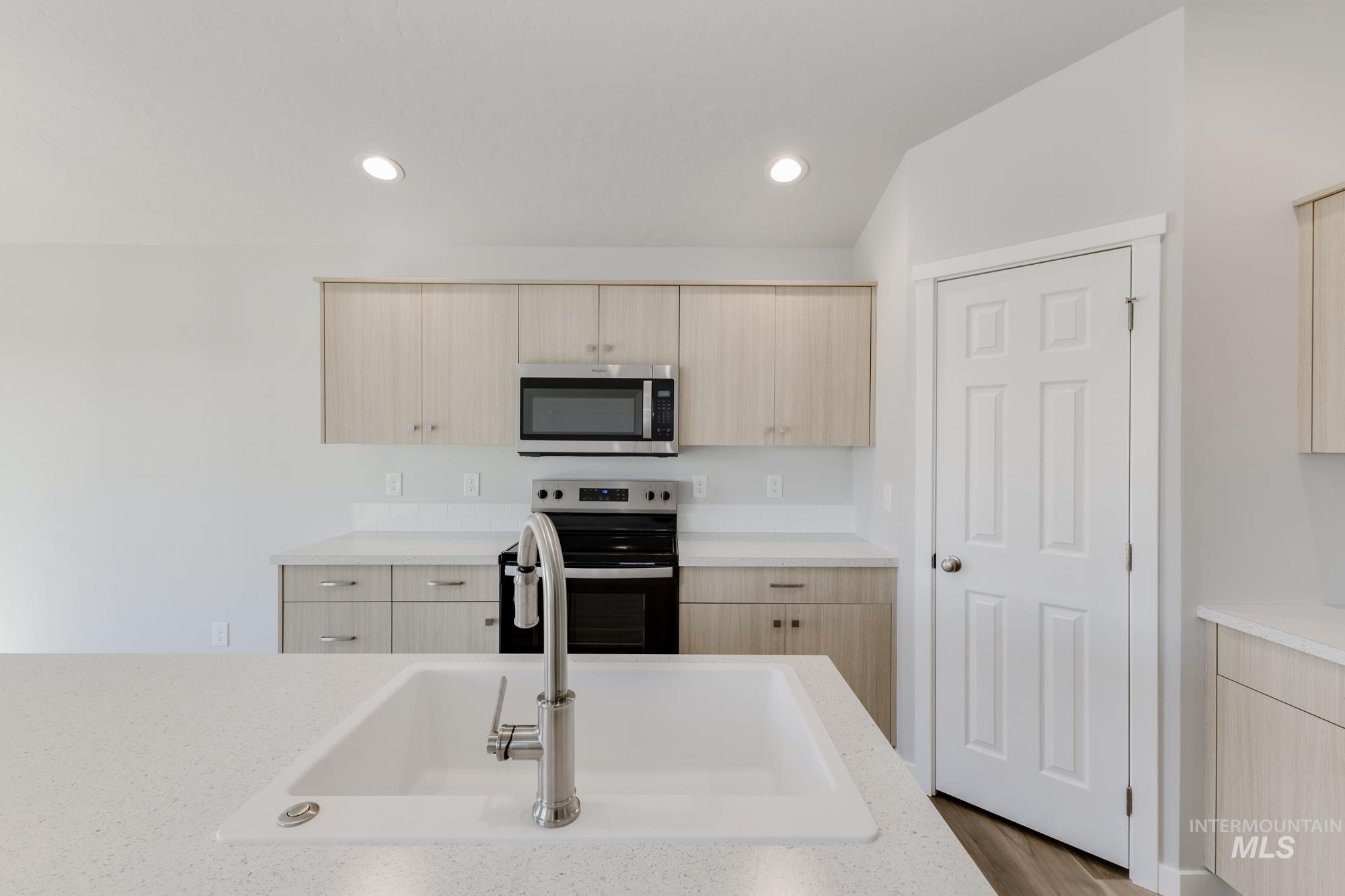 2558 W Fallon Lp