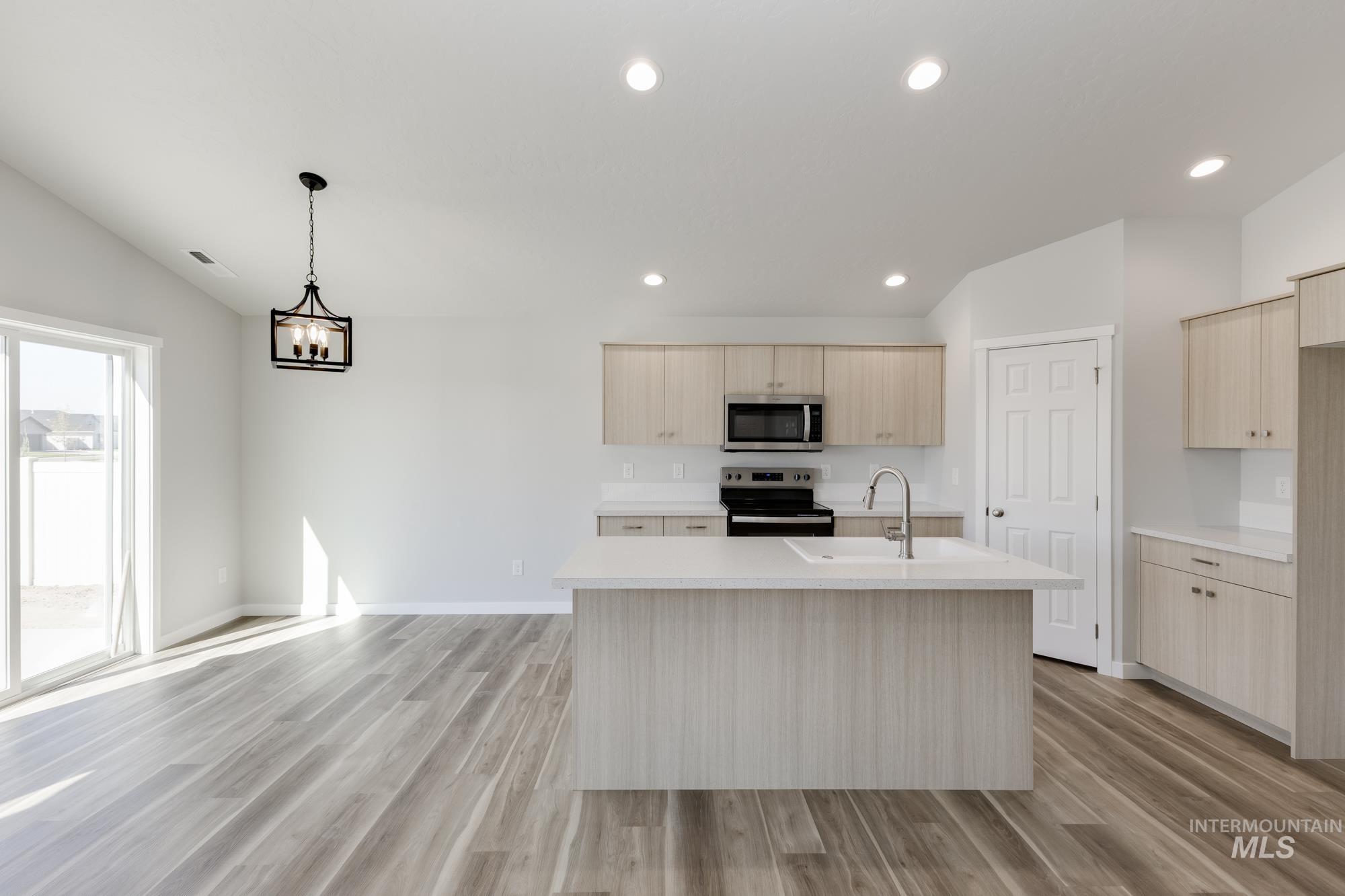 2558 W Fallon Lp