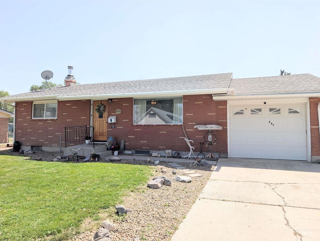 Photo of 845 E 16th N, Mountain Home, ID 83647 (MLS # 98986108)