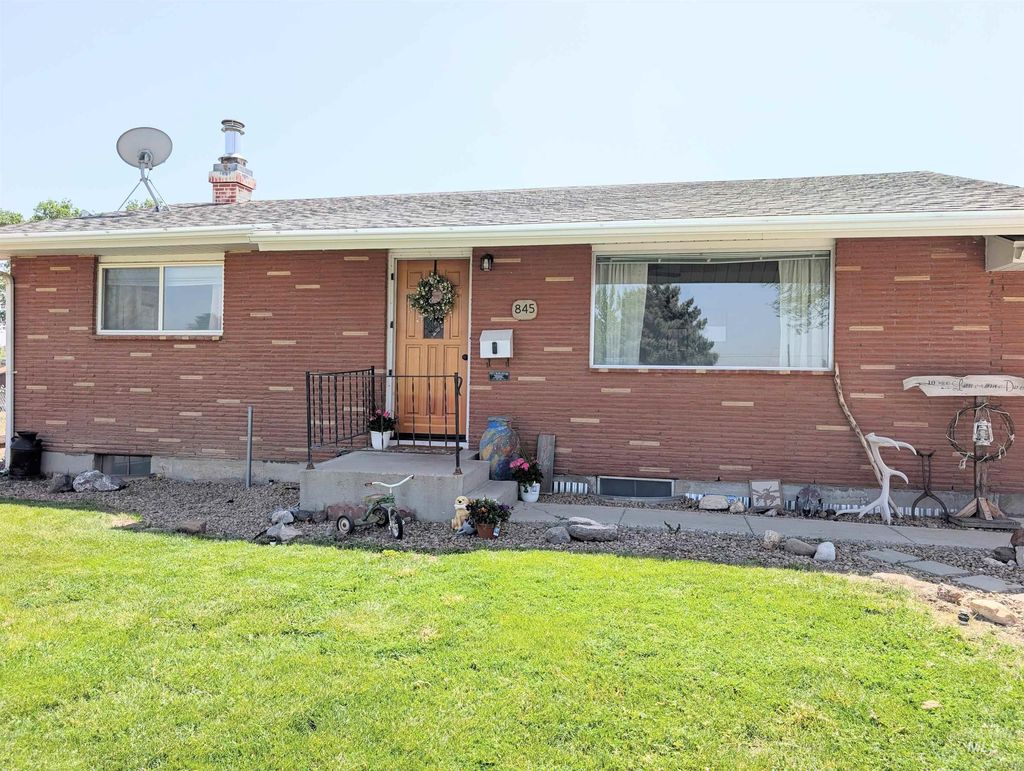 Photo of 845 E 16th N, Mountain Home, ID 83647 (MLS # 98986108)