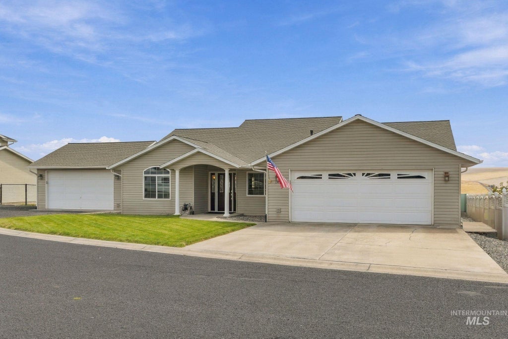 Photo of 1922 Birch Dr, Lewiston, ID 83501 (MLS # 99000838)