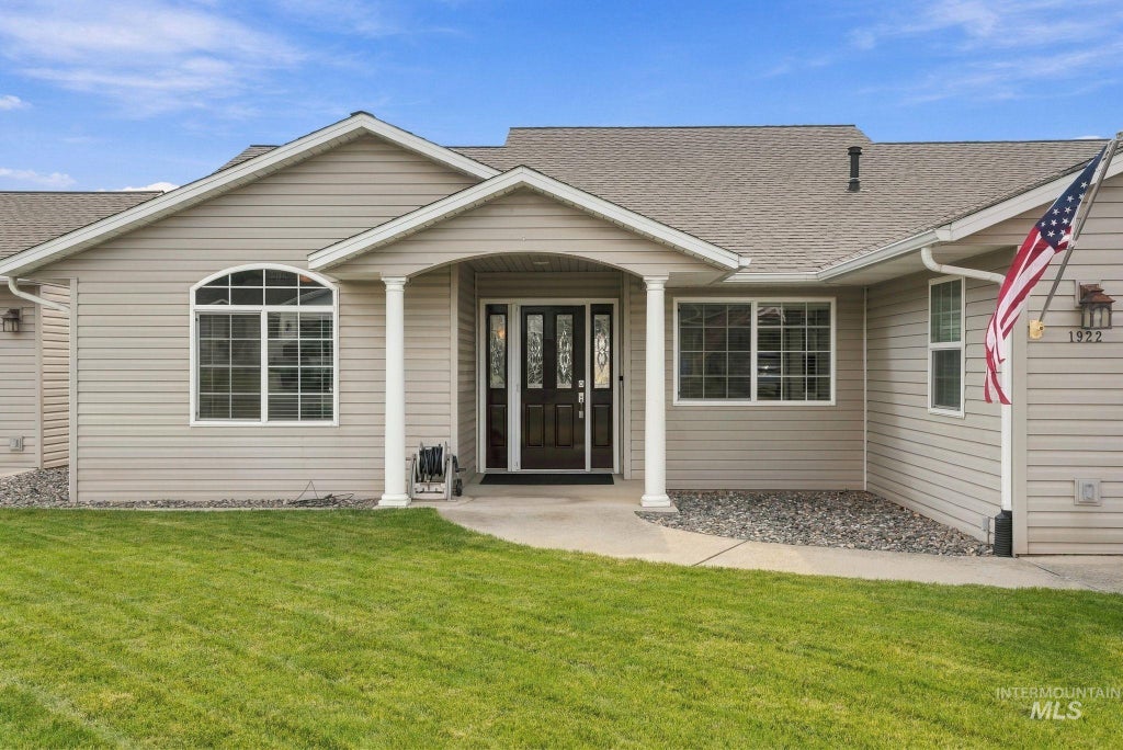 Photo of 1922 Birch Dr, Lewiston, ID 83501 (MLS # 99000838)