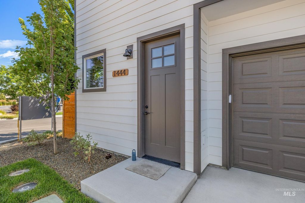 Photo of 1421 N Bluffs Ridge Lane, Boise, ID 83704 (MLS # 98962979)