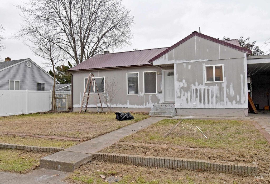 Photo of 907 Maple Street, Clarkston, WA 99403 (MLS # 98972617)