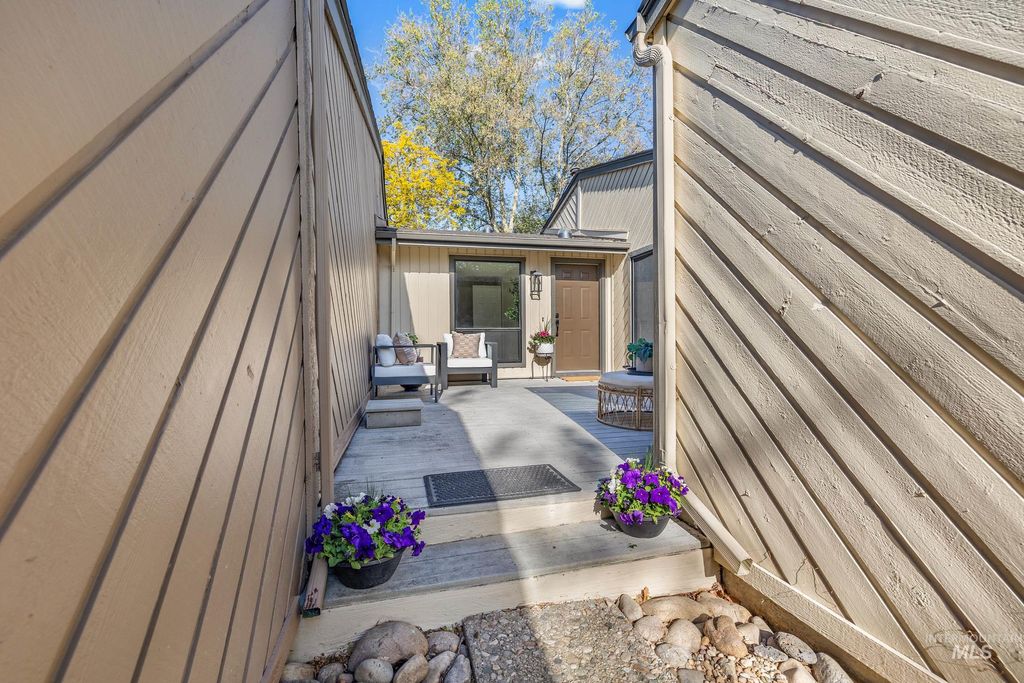 Photo of 7167 W Cascade Dr, Boise, ID 83704 (MLS # 98984629)