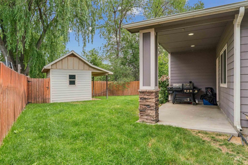 Photo of 1801 Iowa Ave, Nampa, ID 83686 (MLS # 98991205)
