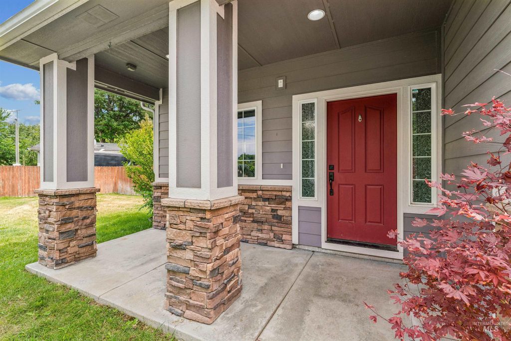 Photo of 1801 Iowa Ave, Nampa, ID 83686 (MLS # 98991205)