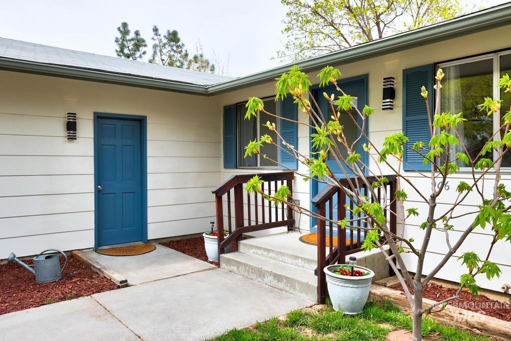 Photo of 906 E 4th St, Emmett, ID 83617 (MLS # 98980459)