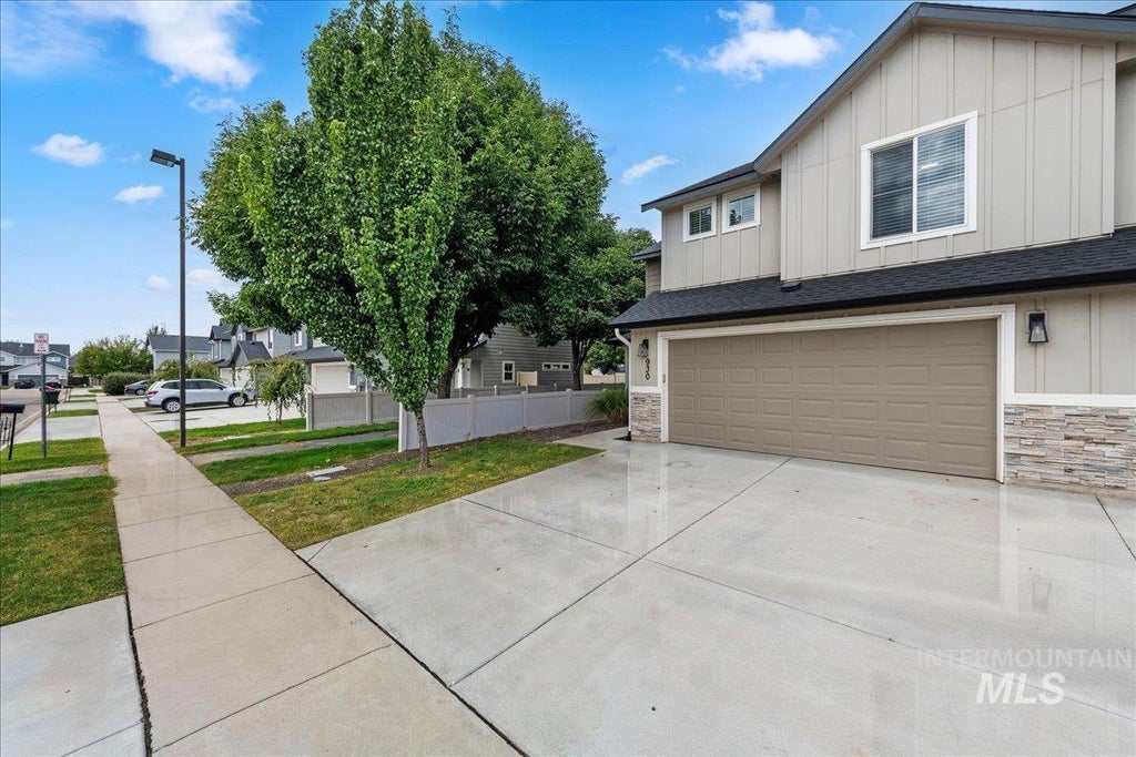 Photo of 930 W Woodpine St, Meridian, ID 83646 (MLS # 99000554)