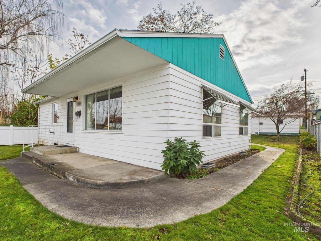 Photo of 1518 16th Ave, Lewiston, ID 83501 (MLS # 98968380)