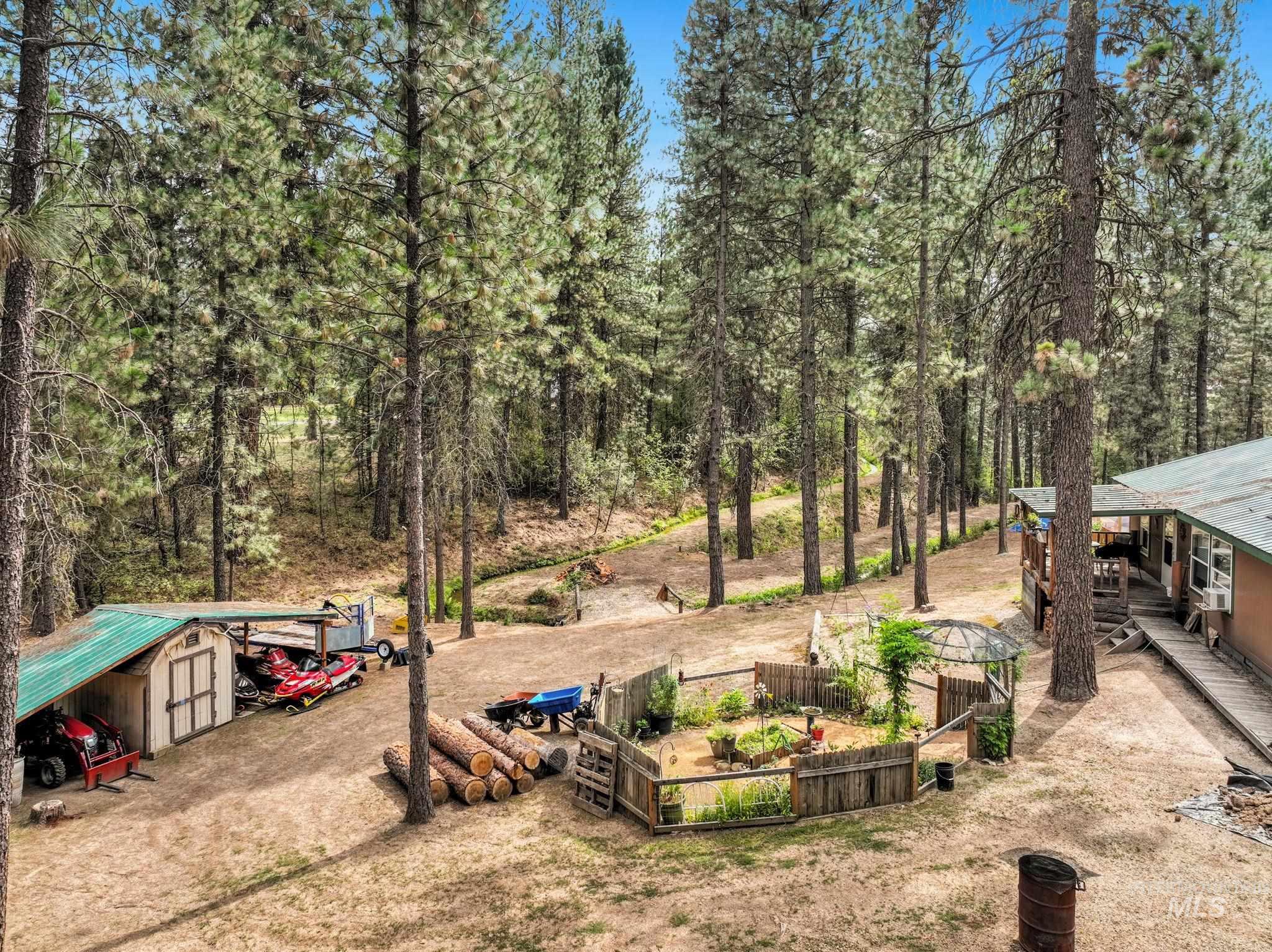 View of yard featuring an outdoor structure