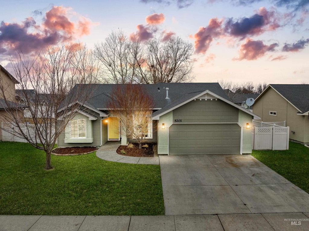 Photo of 5201 N Toscana Ave, Meridian, ID 83642 (MLS # 98974851)