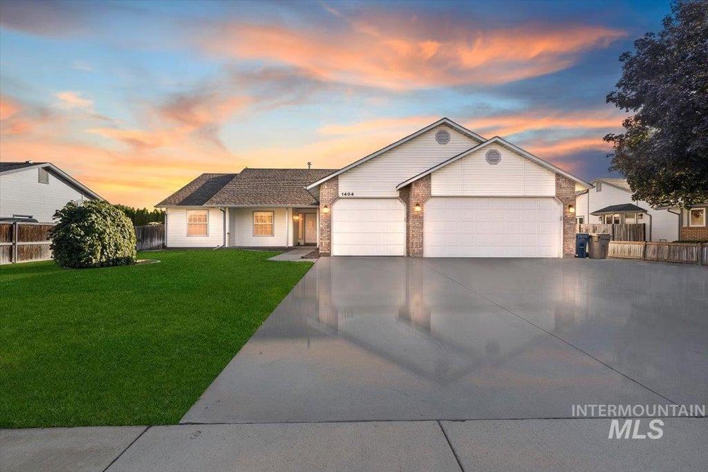 Photo of 1404 Burnett Dr, Nampa, ID 83651 (MLS # 99001233)