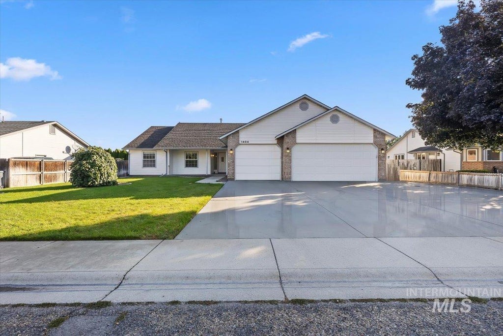 Photo of 1404 Burnett Dr, Nampa, ID 83651 (MLS # 99001233)
