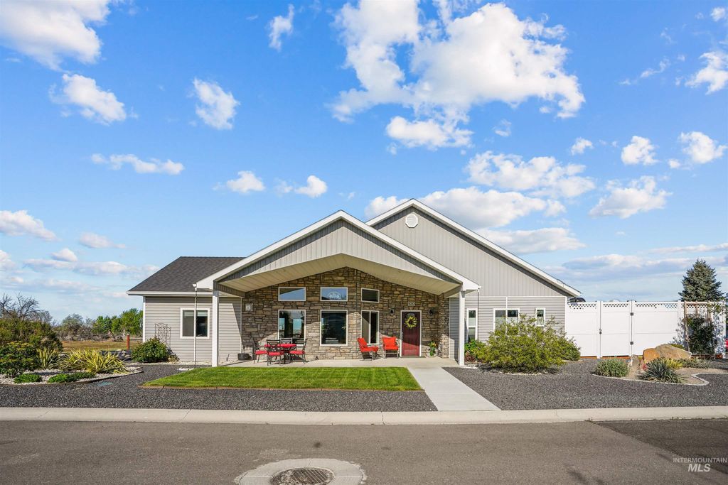 Photo of 930 Applewood Dr, Buhl, ID 83316 (MLS # 98983882)
