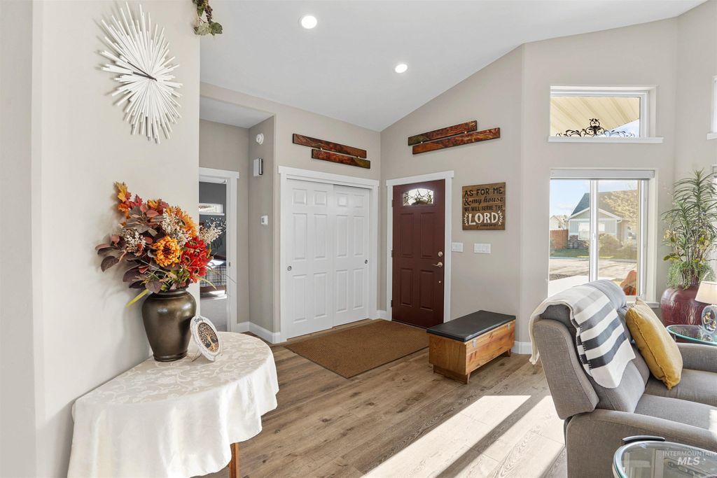Photo of 930 Applewood Dr, Buhl, ID 83316 (MLS # 98983882)