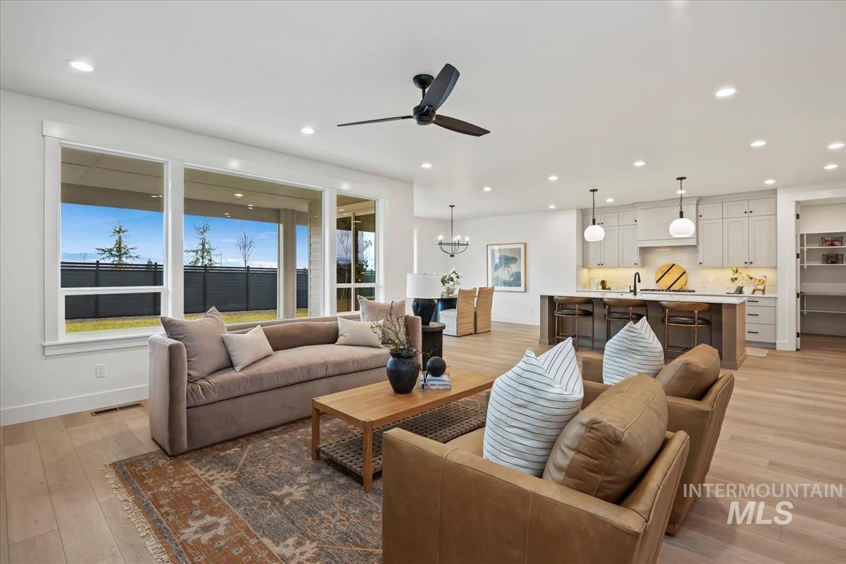 4702 N Wooley Creek Ave