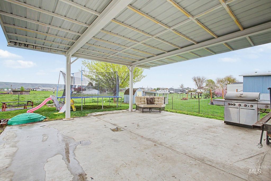 Photo of 2221 Cedar Avenue, Lewiston, ID 83501 (MLS # 98982725)