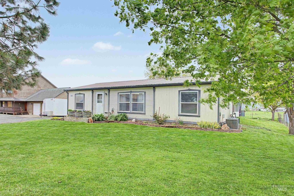 Photo of 2221 Cedar Avenue, Lewiston, ID 83501 (MLS # 98982725)