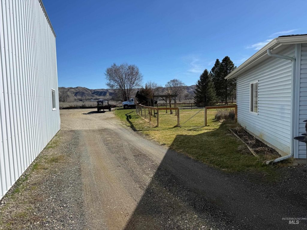 Photo of 1010 S Moffatt Ave, Emmett, ID 83617 (MLS # 98978224)