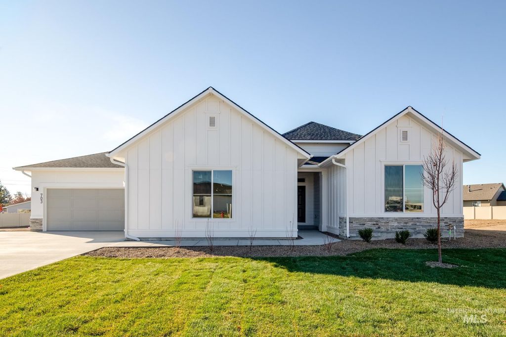 Photo of 703 Strike Eagle St, Mountain Home, ID 83647 (MLS # 98963153)