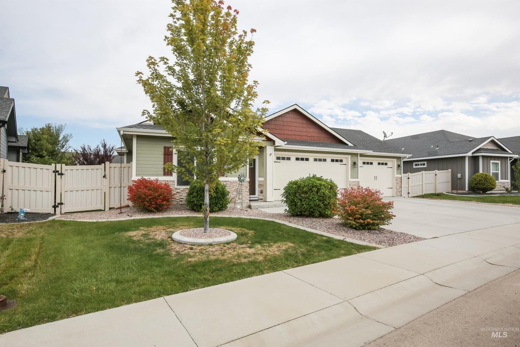Photo of 1315 Cantebria Way, Payette, ID 83661 (MLS # 98998546)