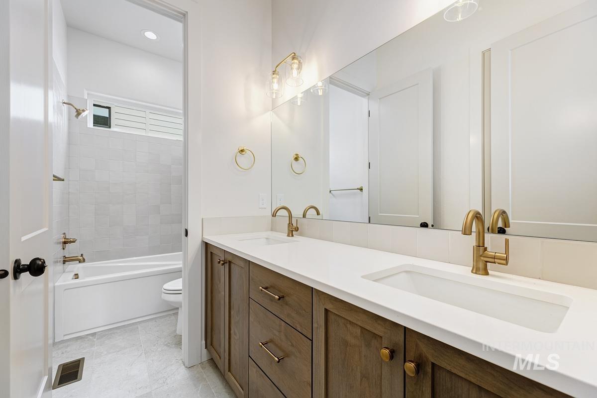 Bathroom with washtub / shower combination and double vanity
