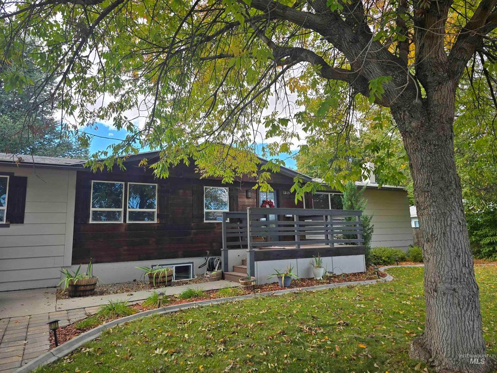 Photo of 1265 W 1st St, Weiser, ID 83672 (MLS # 98964482)