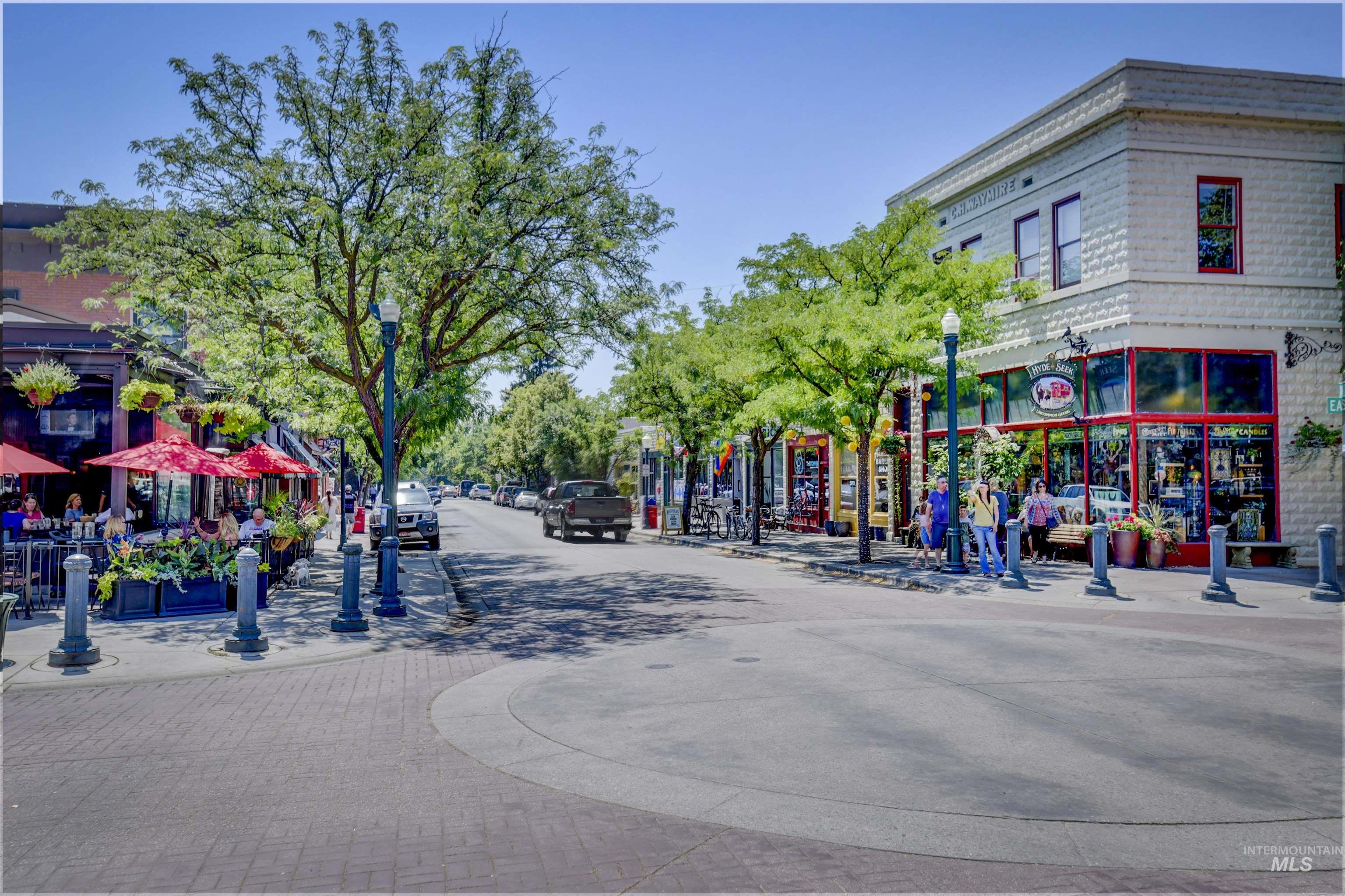 Nearby Hyde Park shops, restaurants, and coffee shops