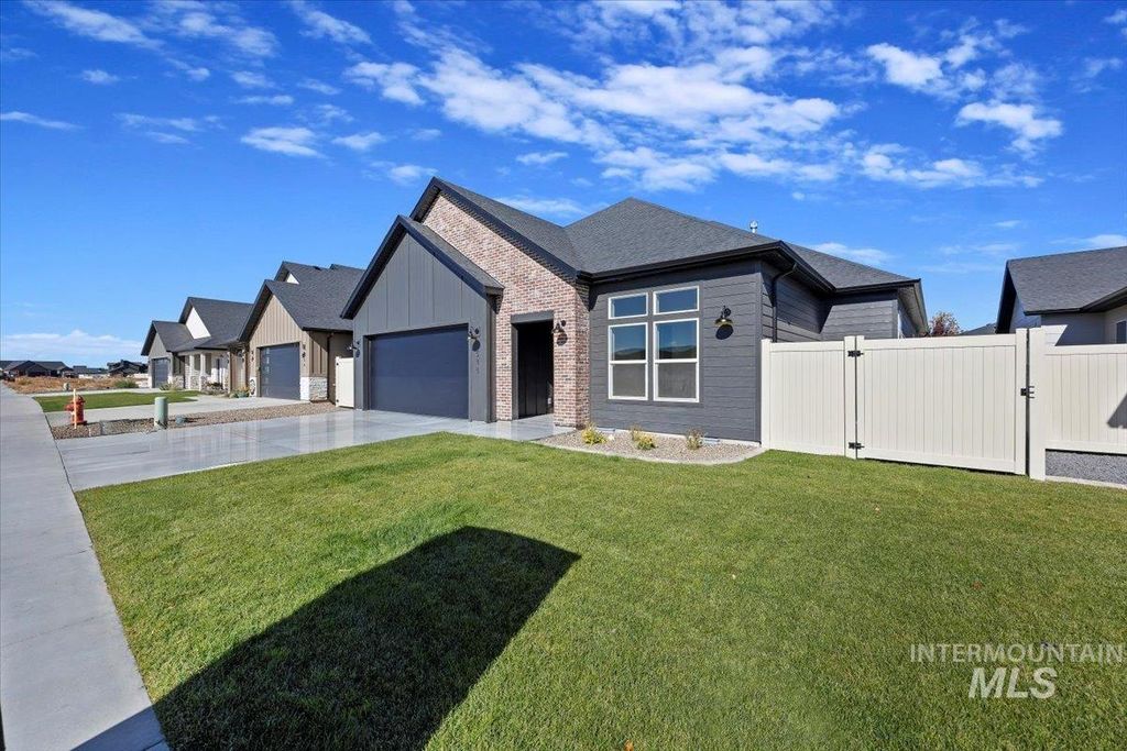 Photo of 548 Falling Leaf Lane, Twin Falls, ID 83301 (MLS # 98965445)