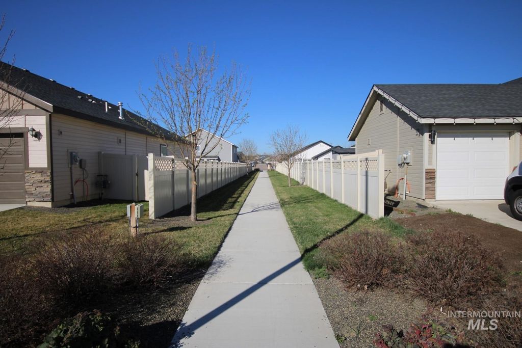 Photo of 3547 S Trail Ridge Ave, Nampa, ID 83686 (MLS # 98978885)