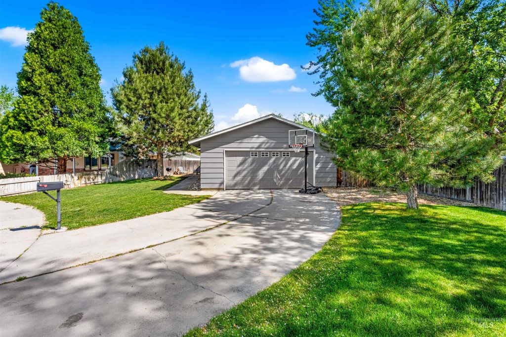 Photo of 304 W Woodvine Ct, Boise, ID 83706 (MLS # 98986187)