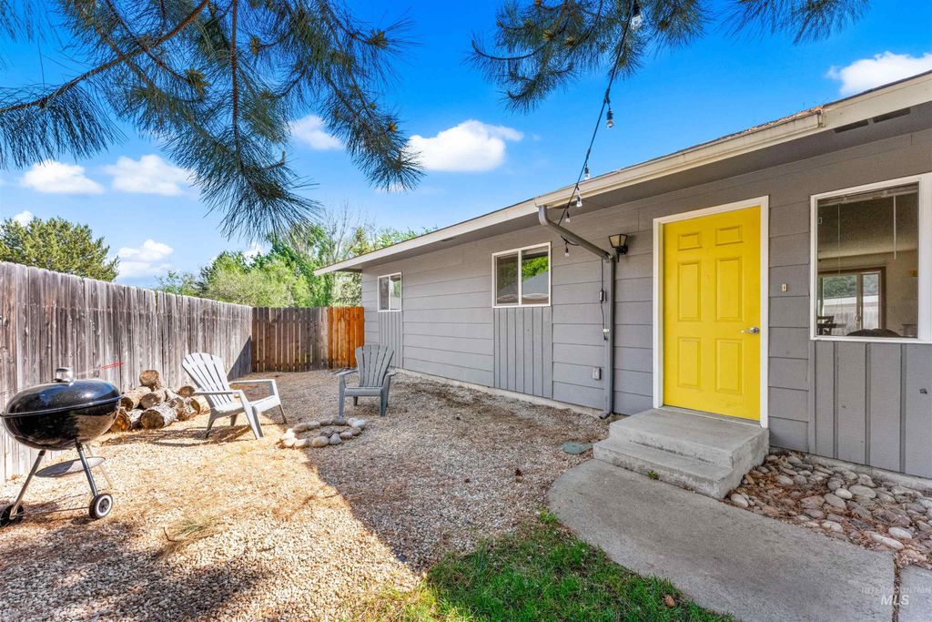 Photo of 304 W Woodvine Ct, Boise, ID 83706 (MLS # 98986187)
