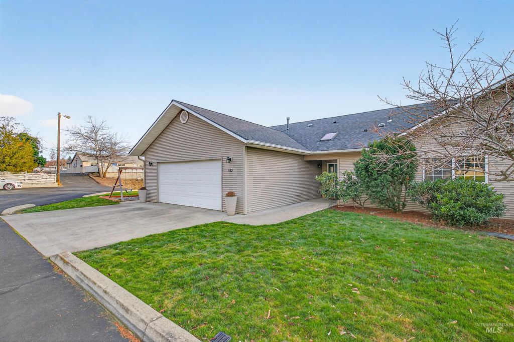 Photo of 822 15th Ave, Lewiston, ID 83501 (MLS # 98971728)