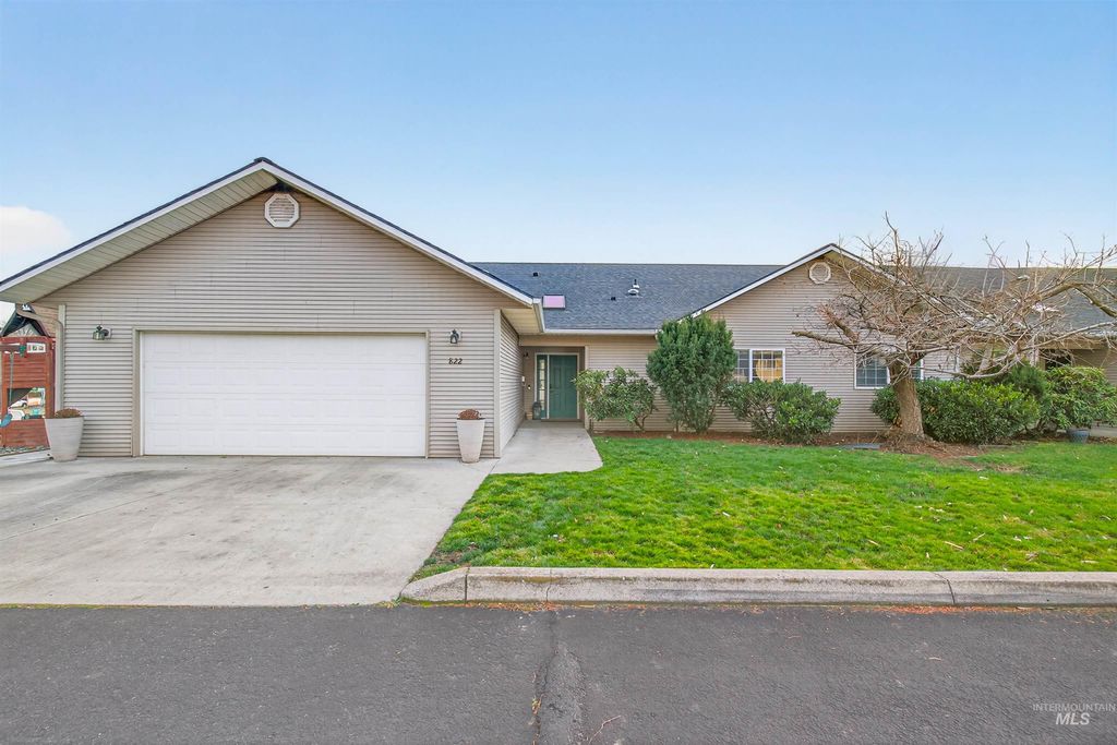 Photo of 822 15th Ave, Lewiston, ID 83501 (MLS # 98971728)