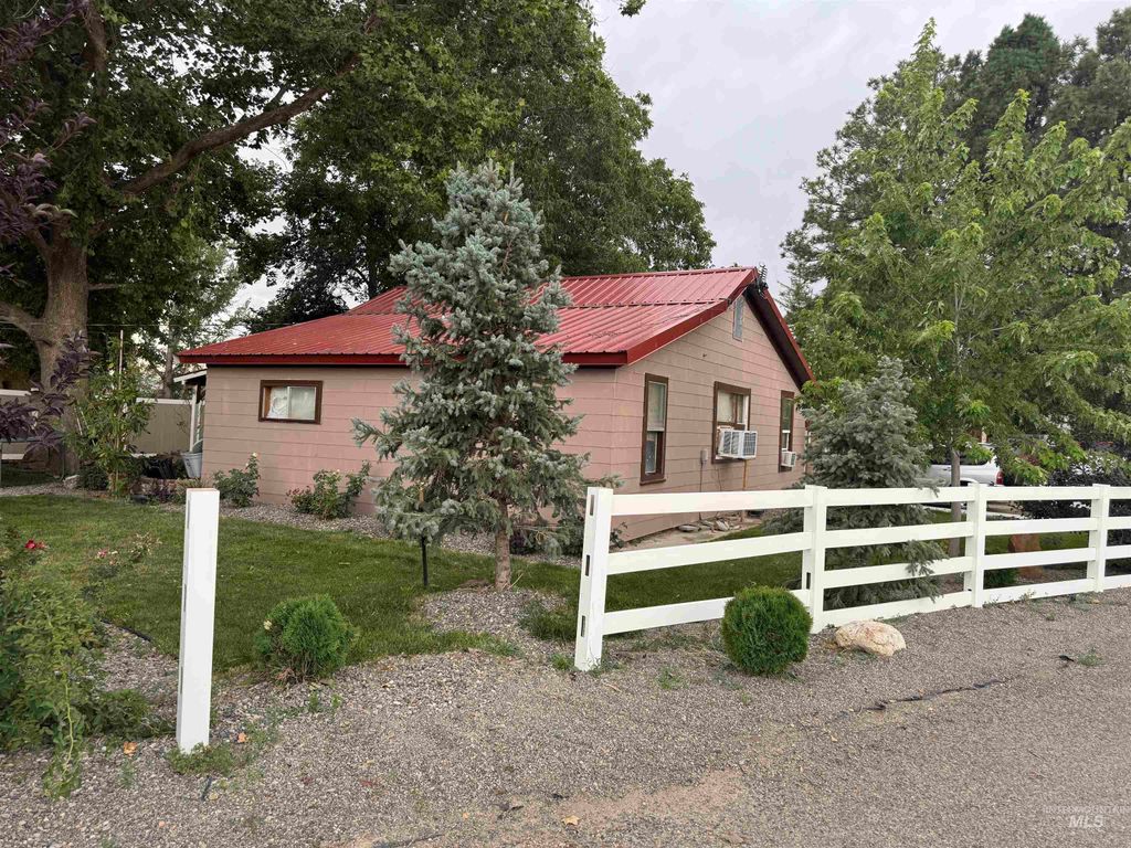 Photo of 101 W Utah Ave, Homedale, ID 83628 (MLS # 98959517)