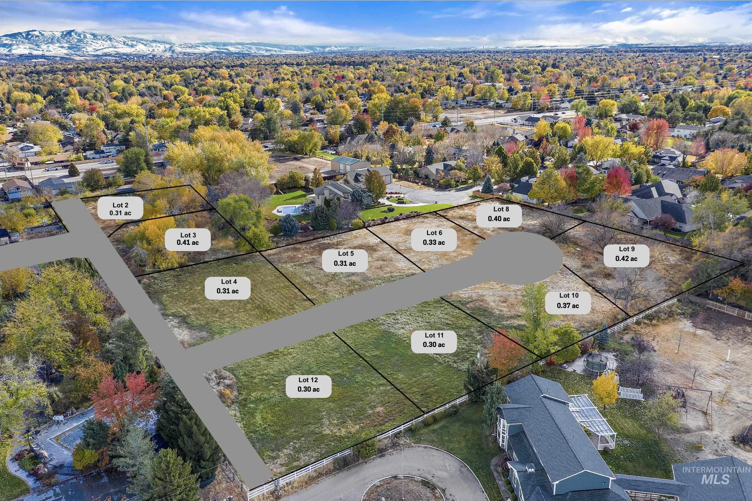 Aerial view of residential area featuring property parcel outlined
